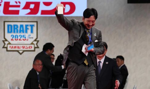 藤川球児監督が「火の玉ストレートの右手」で立石正広を引き当てる　“元阪神監督対決”を制し反響「勝利の女神は微笑んだ」【プロ野球ドラフト会議2025】