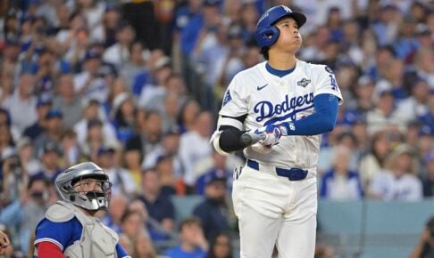 【MLB】大谷翔平、衝撃のWS2号直後の1枚に公式注目「オオタニのバットを探して」　CY賞右腕からの一打に本拠地熱狂
