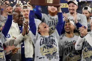 【MLB】「友達はデコピン」山本由伸が愛犬“カルロス”と2ショットで名前を初公開　日本選手2人目のWSMVPでド軍の世界一に貢献