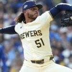 【MLB】ドジャースの大型補強は止まらない？　次なるターゲットはブルワーズのタフネス右腕か……「先発陣の耐久性に懸念」と米メディア