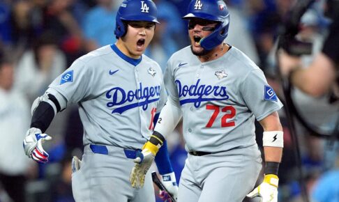 【MLB】「みんなで支える」大谷翔平、父親が急逝のミゲル・ロハスに寄り添う……帽子に「MR」と刻み、米メディア「これぞ兄弟の絆」