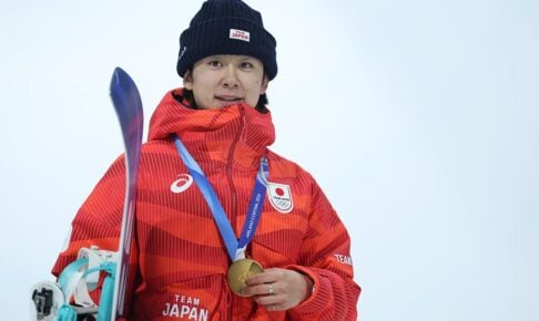 【ミラノ五輪】「夢が叶った」スノボ金の戸塚優斗、表彰台で涙……ライバルは日本勢の躍進に言及「彼らには天性の才能や資質がある」
