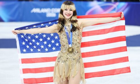 ミニドレスのアリサ・リュウ、グラミー賞受賞歌手とダンスでコラボ……60年代風ファッションを披露し、SNS歓喜「これって夢？」