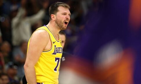 【NBA】レイカーズHC、ドンチッチと一触即発の“口論”も……「よくあること、ルカとは良い関係にある」と確執を否定