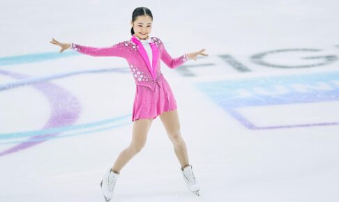 中井亜美と同い年の17歳・島田麻央、史上初の4連覇へ向けて首位発進……ジュニアで無敵の女王「今季ここまでで一番いい演技」【フィギュアスケート】