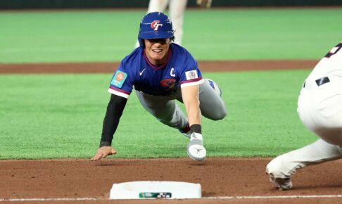 台湾主将のチェン・ジェシェンは左手人差し指を骨折するもヘッドスライディング