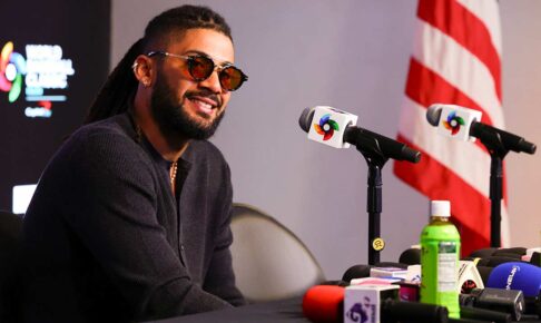 会見で笑顔を見せるタティスJr