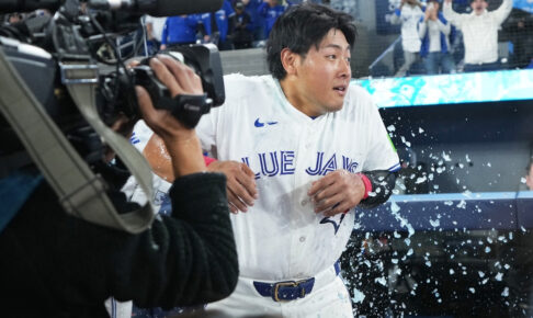 【MLB】マルチ安打の岡本和真、ゲレーロJr.から「水ザバー！」でメジャーの洗礼　“サヨナラ機演出”で開幕戦勝利に貢献
