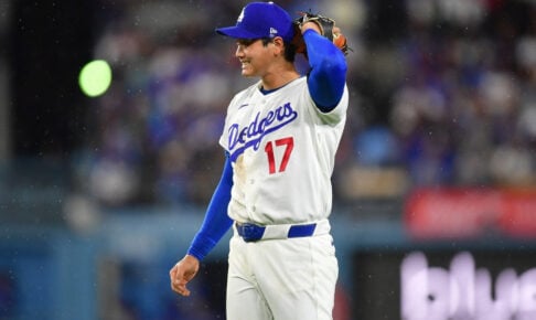 【MLB】今季初勝利、大谷翔平は「次の回が先頭打者だったのを忘れていた」　“慌てた二刀流”に公式が爆笑、唯一無二のルーティンに称賛の声