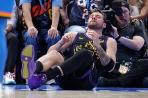 【NBA】ドンチッチ、ハムストリングを痛めて退場……MVPレースに暗雲、受賞資格の「出場65試合以上」に届かない可能性も