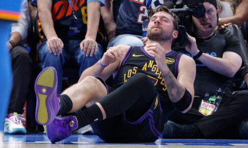 【NBA】ドンチッチ、ハムストリングを痛めて退場……MVPレースに暗雲、受賞資格の「出場65試合以上」に届かない可能性も
