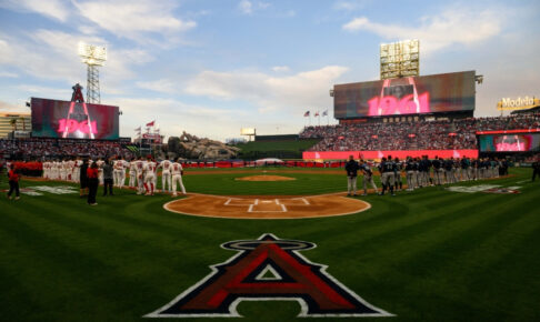 【MLB】「これがエンゼルス・ベースボールだ」2年連続の珍事、国歌斉唱に戦闘機が間に合わず　歌手がクライマックスを溜めに溜めて尺調整も……