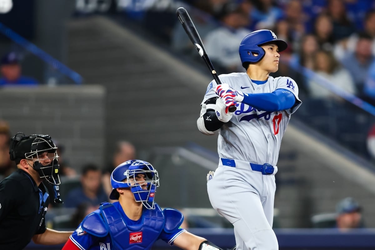 【MLB】大谷翔平、新人捕手と思わぬ“衝突”アクシデントで左腕を痛がる仕草 まさかの牽制送球時に…… 【MLB】大谷翔平、新人捕手と思わぬ“衝突”アクシデントで左腕を痛がる仕草 まさかの牽制送球時に……