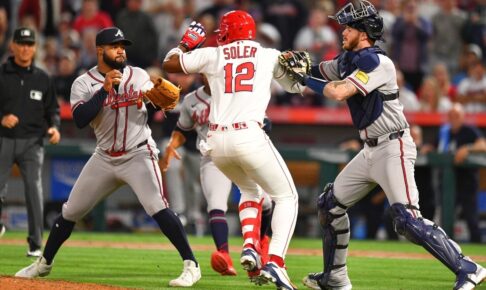 【MLB】エンゼルス戦で大乱闘勃発　先制アーチのソレア、死球後の内角球にブチ切れ……マウンド付近でブレーブス右腕と殴り合い