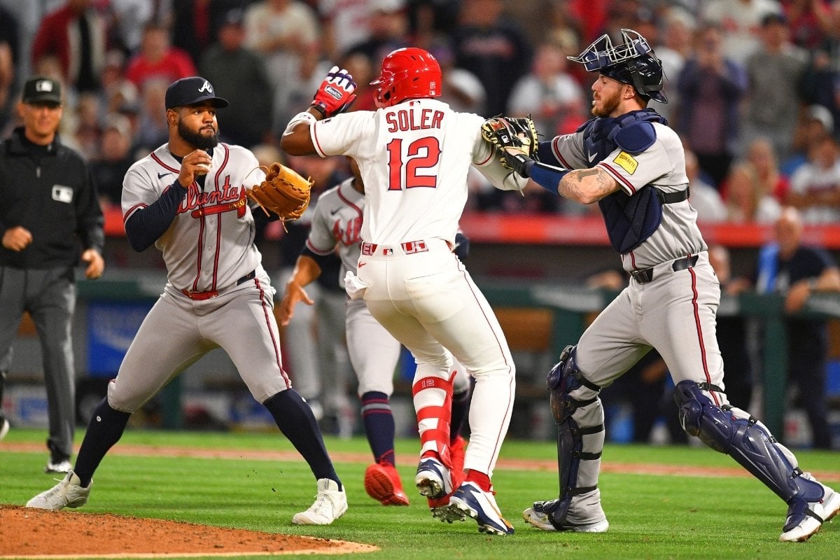 【MLB】エンゼルス戦で大乱闘勃発 先制アーチのソレア、死球後の内角球にブチ切れ……マウンド付近でブレーブス右腕と殴り合い 【MLB】エンゼルス戦で大乱闘勃発 先制アーチのソレア、死球後の内角球にブチ切れ……マウンド付近でブレーブス右腕と殴り合い