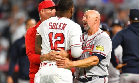 【MLB】「ワイス監督、何してるんだ」62歳のブレーブス指揮官、エンゼルスとの大乱闘で大暴れのソレアに“全力タックル”　米メディア騒然