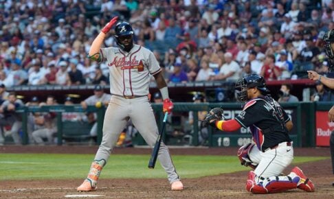 ABSチャレンジを求めて頭を叩くシーンも増えている