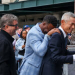 【MLB】イチロー氏、自身の銅像“バットが折れる”ハプニングも……除幕式後には守備練習「彼の日常は変わらない」