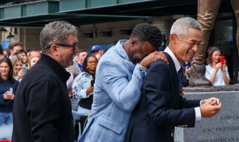 【MLB】イチロー氏、自身の銅像“バットが折れる”ハプニングも……除幕式後には守備練習「彼の日常は変わらない」