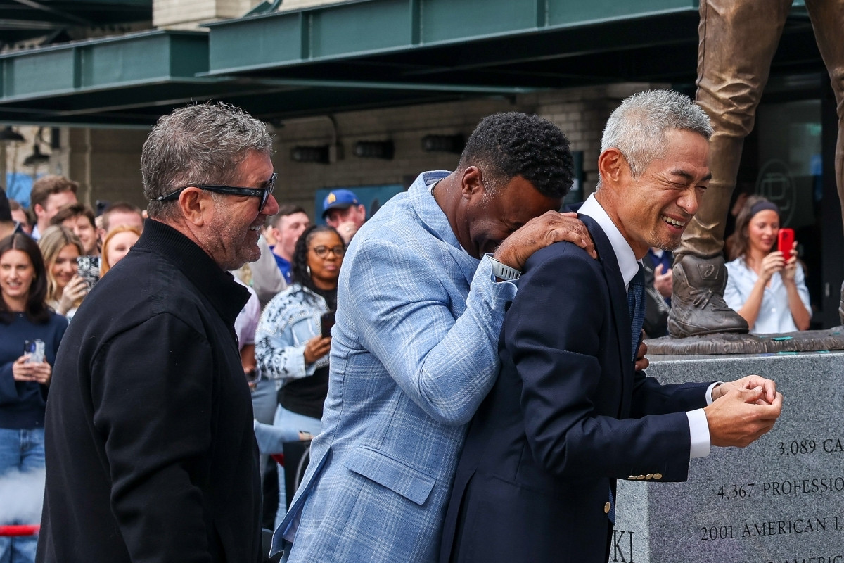 【MLB】イチロー氏、自身の銅像“バットが折れる”ハプニングも……除幕式後には守備練習「彼の日常は変わらない」 【MLB】イチロー氏、自身の銅像“バットが折れる”ハプニングも……除幕式後には守備練習「彼の日常は変わらない」