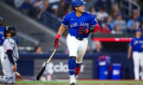 【MLB】「ただただ美しい」岡本和真、会心の5号バックスクリーン弾を公式記者が絶賛　三塁でも堅守と存在感光る「華麗なプレー」