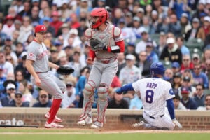 【MLB】「リトルリーグかよ」ファンも憤慨、レッズ捕手が犯した“とんでもない凡ミス”　無死満塁、三塁手がゴロでベースを踏んで本塁送球も……