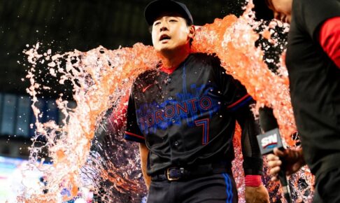 【MLB】岡本和真、トラウトの“169キロ”強烈三ゴロを好捕……同僚右腕「信じられないプレー」と称賛　美技＆先制適時打で連敗阻止に貢献　