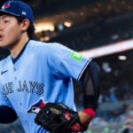 【MLB】「岡本和真は魔術師だ」前進守備で強烈ゴロを“鮮やか”横っ飛び好プレー、ゲレーロJr.が笑顔で称賛　打撃では貴重な同点犠飛も