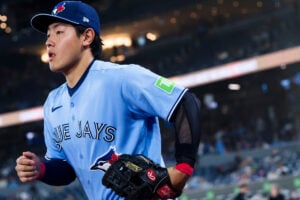 【MLB】「岡本和真は魔術師だ」前進守備で強烈ゴロを“鮮やか”横っ飛び好プレー、ゲレーロJr.が笑顔で称賛　打撃では貴重な同点犠飛も