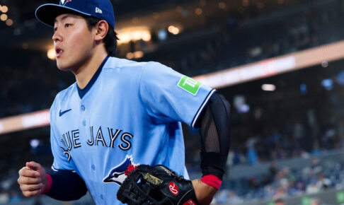 【MLB】「岡本和真は魔術師だ」前進守備で強烈ゴロを“鮮やか”横っ飛び好プレー、ゲレーロJr.が笑顔で称賛　打撃では貴重な同点犠飛も