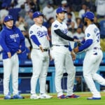 【MLB】山本由伸に気付かれないように……フードにガムの包みを投入するスミスの「チキンレース」　隣の大谷翔平はニヤニヤ、米放送局も爆笑