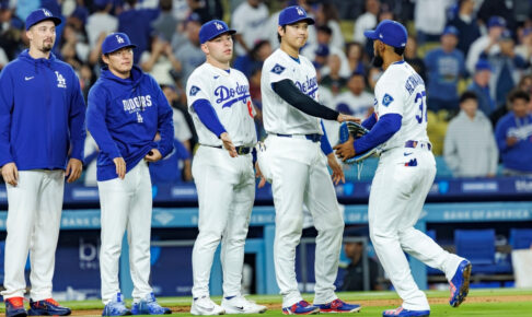 【MLB】山本由伸に気付かれないように……フードにガムの包みを投入するスミスの「チキンレース」　隣の大谷翔平はニヤニヤ、米放送局も爆笑