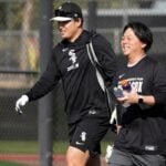 【MLB】シカゴ地元紙、村上宗隆の通訳・八木賢造氏を特集 会社員から劇的キャリアチェンジ……監督も「問題ない」と高評価 【MLB】シカゴ地元紙、村上宗隆の通訳・八木賢造氏を特集 会社員から劇的キャリアチェンジ……監督も「問題ない」と高評価