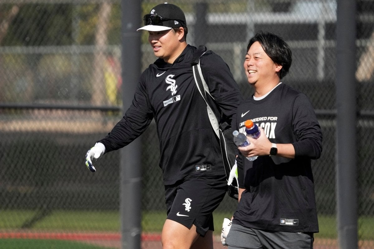 【MLB】シカゴ地元紙、村上宗隆の通訳・八木賢造氏を特集 会社員から劇的キャリアチェンジ……監督も「問題ない」と高評価 【MLB】シカゴ地元紙、村上宗隆の通訳・八木賢造氏を特集 会社員から劇的キャリアチェンジ……監督も「問題ない」と高評価