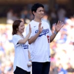 りくりゅうペアが始球式登場で「ドジャースの試合に華を添えた！」　“チェアリフト”に反響、山本由伸＆佐々木朗希と3ショットも【フィギュア】