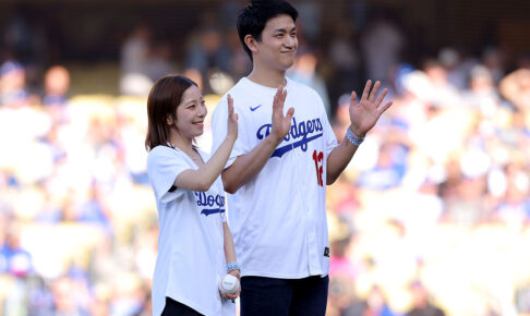 りくりゅうペアが始球式登場で「ドジャースの試合に華を添えた！」　“チェアリフト”に反響、山本由伸＆佐々木朗希と3ショットも【フィギュア】