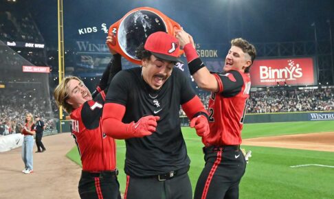 【MLB】シカゴを震撼させる村上宗隆と並ぶ“二つの砲台” 覚醒気配漂うモンゴメリー&バルガスが打線けん引、本塁打数メジャーTOP5入りの破壊力 サヨナラ弾を放ちマイドロスとモンゴメリーから祝福されるバルガス(中央)(C)ロイター