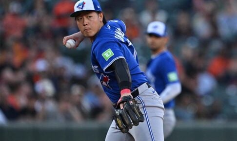 【MLB】岡本和真、満塁の窮地救う併殺プレー完成に絶賛「華麗なフットワーク」　堅実な三塁守備に高評価「カズの正確なプレー」