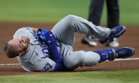 【MLB】相手一塁手と“正面衝突”のマンシーは「呼吸困難の症状、脳震とうの検査も実施」　ドジャース球団公式が発表
