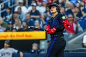 【MLB】岡本和真の特大14号に本拠地騒然、主砲ゲレーロJr.が頭を抱えてポカ～ン……実況も「マジかよ」　球団史上10人目の“500レベル本塁打”