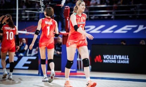 バレー女子日本が見せた“神守備”に公式も驚愕「ヨシノはどうやってやってのけた？」　佐藤淑乃の好レシーブ＆ブロックに脚光【VNL2026】