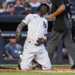 【MLB】チザムJr.が悶絶、自打球がワンバウンドで“股間に直撃”　ジャッジはベンチで笑い堪えるも……実況席は爆笑「これは痛すぎるぞ」