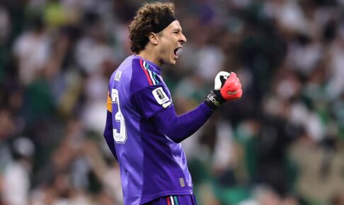 メキシコ40歳GKの“美しすぎるラスト”に世界中から反響「なんという瞬間」　レジェンドへの敬意込めた行動に大声援【北中米W杯】