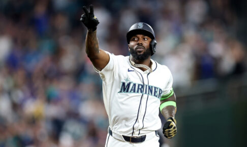 【MLB】“腕組み男”アロザレーナが大失態、初回第1打席にABSチャレンジ全失敗で三振　地元メディアは失望「史上最悪の使い方と断言できる」