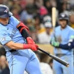 【MLB】「唯一無二の輝きを放つ存在」岡本和真の奮闘を地元記者が絶賛……チーム唯一の2桁アーチに「彼がいなかったら今季は完全に終わっていた」