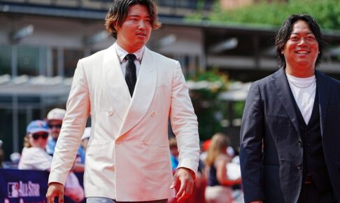 【MLB】村上宗隆、Wソックスの“格下扱い”は「うるせえと思ってます」　白ジャケットとデニムでレッドカーペットショーに登場