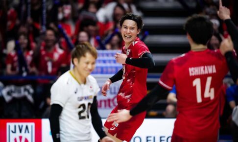 「日本の勢いは止まらない」バレー男子の世界王者撃破に公式賛辞　最多得点で決勝T進出に導いた髙橋藍に称賛【VNL2026】