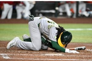 【MLB】アスレチックス23歳新人、自打球直撃で「睾丸破裂」　メジャー初アーチ直後の打席でまさかの“悪夢”
