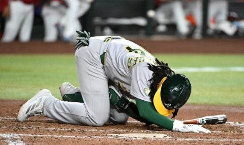 【MLB】アスレチックス23歳新人、自打球直撃で「睾丸破裂」　メジャー初アーチ直後の打席でまさかの“悪夢”