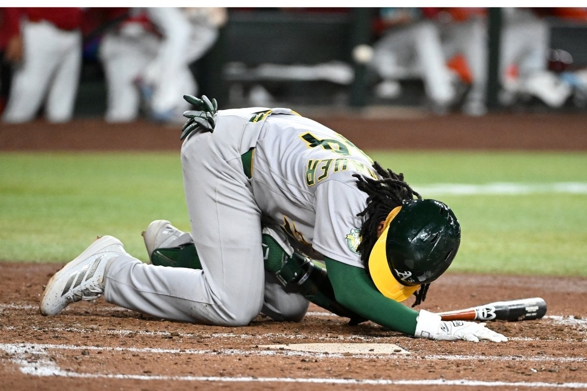 【MLB】アスレチックス23歳新人、自打球直撃で「睾丸破裂」 メジャー初アーチ直後の打席でまさかの“悪夢” 【MLB】アスレチックス23歳新人、自打球直撃で「睾丸破裂」 メジャー初アーチ直後の打席でまさかの“悪夢”